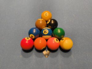 Die 10 Objektkugeln wurden als Dreieck aufgebaut. Die 1 liegt vorne auf dem Fußpunkt, die 10 in der Mitte.