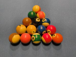 Die 15 Objektkugeln wurden als Dreieck platziert. Die 8 liegt in der Mitte und die beiden unteren Eckkugeln sind eine halbe und eine volle Kugel.