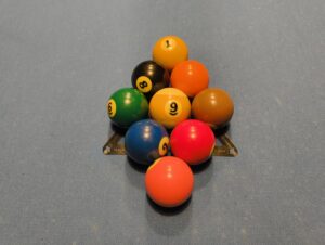 Die 9 Objektkugeln wurden in Form einer Raute aufgebaut. Die 1 liegt vorne, die 9 in der Mitte auf dem Fußpunkt.