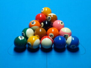 15 Billardkugeln sind als Dreieck aufgebaut.